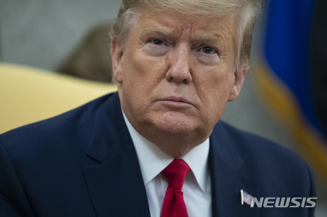 [워싱턴=AP/뉴시스] 도널드 트럼프 미국 대통령이 17일(이하 현지시간) 백악관 집무실에서 지미 모랄레스 과테말라 대통령과 만나 회담하고 있다. 2019.12.18. 
