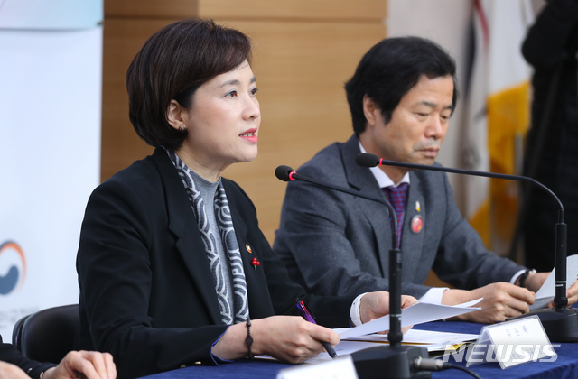 [서울=뉴시스]전신 기자 = 유은혜 사회부총리 겸 교육부 장관이 18일 서울 종로구 정부서울청사 별관에서 사학 법인의 회계 투명성과 공공성을 강화하는 내용을 담은 '사학혁신 추진방안'을 발표하고 있다. 2019.12.18.&nbsp; photo1006@newsis.com