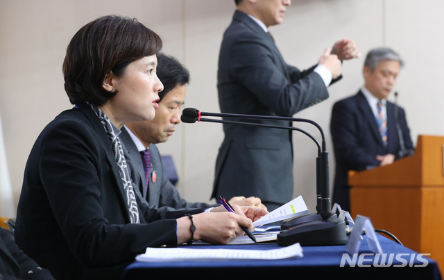 [서울=뉴시스]전신 기자 = 유은혜 사회부총리 겸 교육부 장관이 18일 서울 종로구 정부서울청사 별관에서 사학 법인의 회계 투명성과 공공성을 강화하는 내용을 담은 '사학혁신 추진방안'을 발표하고 있다. 2019.12.18.  photo1006@newsis.com