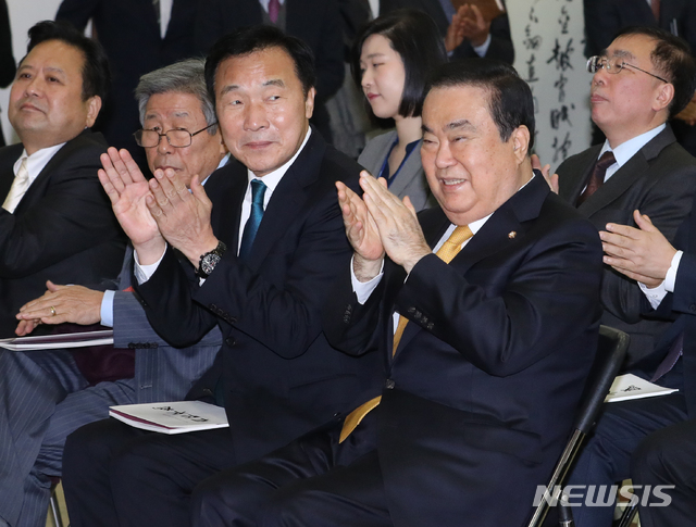 [서울=뉴시스]김명원 기자 = 문희상 국회의장과 손학규 바른미래당 대표가 18일 오전 서울 여의도 국회 의원회관에서 열린 목촌 예춘호 선생 서예초대전에 참석해 박수하고 있다. 2019.12.18.&nbsp; kmx1105@newsis.com