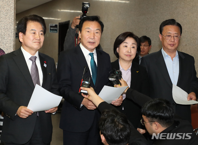 [서울=뉴시스] 김명원 기자 = 정동영(왼쪽부터) 민주평화당 대표, 손학규 바른미래당 대표, 심상정 정의당 대표, 유성엽 대안신당 대표가 18일 서울 여의도 국회에서 선거법에 대한 야당 3(미래당 정의당 평화당)+1(대안신당)의 합의 결과에 대해 이야기 하고 있다. 2019.12.18.&nbsp; photothink@newsis.com