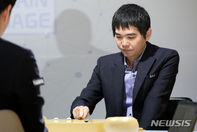 [서울=뉴시스] 고범준 기자 = 이세돌 9단이 18일 오후 서울 강남구 양재천로 바디프랜드 도곡타워에서 열린 2019 바디프랜드 브레인마사지배 '이세돌 vs 한돌' 은퇴 대국에서 바둑돌을 놓고 있다. 한돌은 국산 인공지능(AI) 프로그램이다. 2019.12.18.&nbsp; bjko@newsis.com
