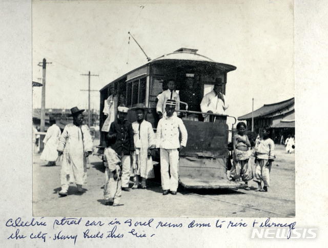 대한제국 시절인 1899년 한성을 달렸던 전차 모습.