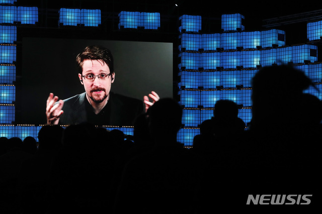 [리스본=AP/뉴시스] 지난해 11월4일(현지시간) 포르투갈 리스본에서 열린 세계 최대 기술 콘퍼런스 '웹 서밋'에서 에드워드 스노든 전 중앙정보국(CIA) 정보기술(IT) 보안 직원이 화상 연설 중인 모습이다. 2020.09.22. 