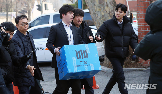 [서울=뉴시스]전신 기자 = 검찰이 국무총리실을 압수수색한 18일 서울 정부서울청사 창성동 별관에서 검찰 수사관이 압수물품이 담긴 상자를 차량으로 옮기고 있다. 2019.12.18.&nbsp; photo1006@newsis.com