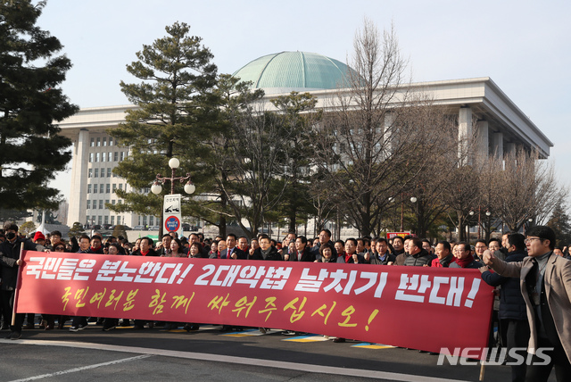 [서울=뉴시스] 고승민 기자 = 자유한국당 황교안 대표와 심재철 원내대표 등 의원들이 18일 서울 여의도 국회에서 선거법 및 공수처법 규탄대회를 마친 뒤 행진하고 있다. 2019.12.18.kkssmm99@newsis.com