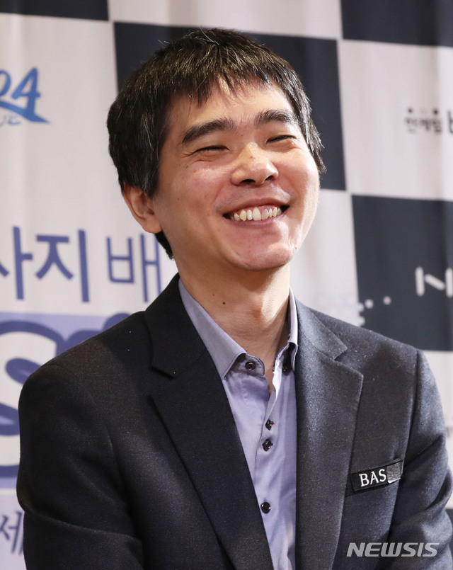 [서울=뉴시스] 고범준 기자 = 이세돌 9단이 18일 오후 서울 강남구 양재천로 바디프랜드 도곡타워에서 열린 2019 바디프랜드 브레인마사지배 '이세돌 vs 한돌' 은퇴 대국 제1국에서 92수만에 불계승을 거둔 뒤 인터뷰를 하고 있다. 한돌은 국산 인공지능(AI) 프로그램이다. 2019.12.18.&nbsp; bjko@newsis.com