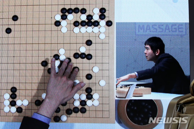 [서울=뉴시스] 고범준 기자 = 이세돌 9단이 18일 오후 서울 강남구 양재천로 바디프랜드 도곡타워에서 열린 2019 바디프랜드 브레인마사지배 '이세돌 vs 한돌' 은퇴 대국 제1국에서 92수만에 불계승을 거둔 뒤 복기하는 모습이 영상화면으로 보이고 있다. 한돌은 국산 인공지능(AI) 프로그램이다. 2019.12.18.&nbsp; bjko@newsis.com 