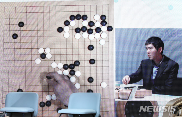 [서울=뉴시스] 고범준 기자 = 이세돌 9단이 18일 오후 서울 강남구 양재천로 바디프랜드 도곡타워에서 열린 2019 바디프랜드 브레인마사지배 '이세돌 vs 한돌' 은퇴 대국 제1국에서 92수만에 불계승을 거둔 뒤 복기하는 모습이 영상화면으로 보이고 있다. 한돌은 국산 인공지능(AI) 프로그램이다. 2019.12.18.&nbsp; bjko@newsis.com