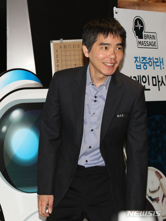 [서울=뉴시스] 고범준 기자 = 이세돌 9단이 18일 오후 서울 강남구 양재천로 바디프랜드 도곡타워에서 열린 2019 바디프랜드 브레인마사지배 '이세돌 vs 한돌' 은퇴 대국 제1국에서 92수만에 불계승을 거둔 뒤 인터뷰를 위해 입장하고 있다. 한돌은 국산 인공지능(AI) 프로그램이다. 2019.12.18.&nbsp; bjko@newsis.com