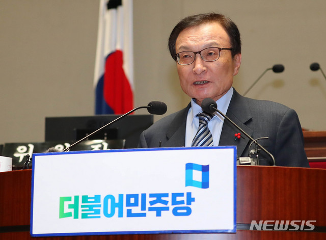 [서울=뉴시스] 장세영 기자 = 이해찬 더불어민주당 대표가 18일 서울 여의도 국회 본청 예결위회의장에서 열린 더불어민주당 의원총회에서 현안관련 발언을 하고 있다. 2019.12.18.&nbsp; photothink@newsis.com