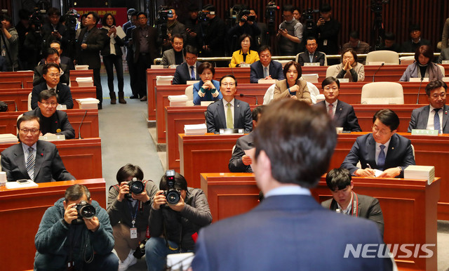 [서울=뉴시스] 장세영 기자 = 이인영 더불어민주당 원내대표가 18일 서울 여의도 국회 본청 예결위회의장에서 열린 더불어민주당 의원총회에 참석해 현안관련 발언을 하고 있다. 2019.12.18. photothink@newsis.com