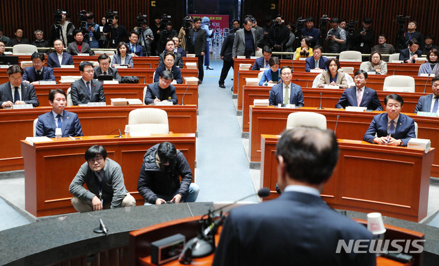 [서울=뉴시스] 장세영 기자 = 이해찬 더불어민주당 대표가 18일 서울 여의도 국회 본청 예결위회의장에서 열린 더불어민주당 의원총회에서 현안관련 발언을 하고 있다. 2019.12.18. photothink@newsis.com