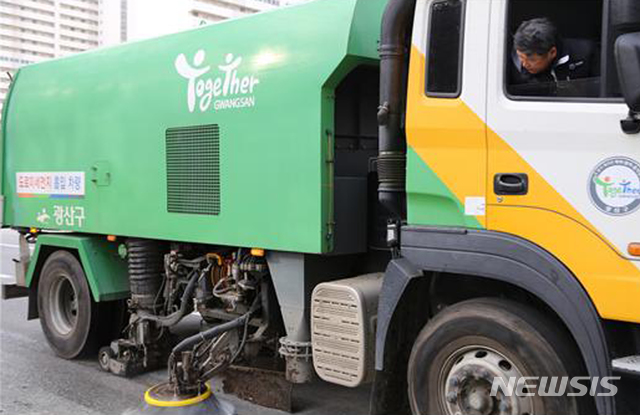 [광주=뉴시스]변재훈 기자 = 영산강유역환경청은 미세먼지가 집중 발생하는 계절에 시행되는 '미세먼지 계절관리제'의 이행력을 확보하기 위한 현장 활동에 나섰다고 18일 밝혔다. 김상훈 환경청장은 이날 미세먼지 저감장치 지원 사업 수혜 사업장과 비산먼지 집중관리 도로 등지를 현장 점검했다. (사진=영산강유역환경청 제공) 2019.12.18.&nbsp; photo@newsis.com