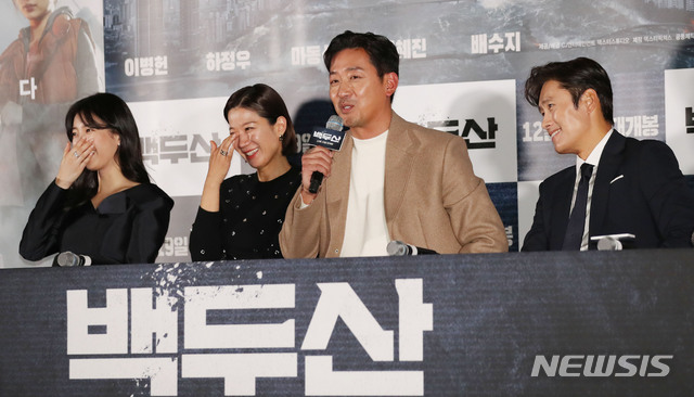 [서울=뉴시스] 김진아 기자 = 배우 하정우가 18일 서울 용산구 CGV 용산아이파크몰에서 열린 영화 '백두산' 시사회에서 질문에 답하고 있다. 2019.12.18.&nbsp; bluesoda@newsis.com