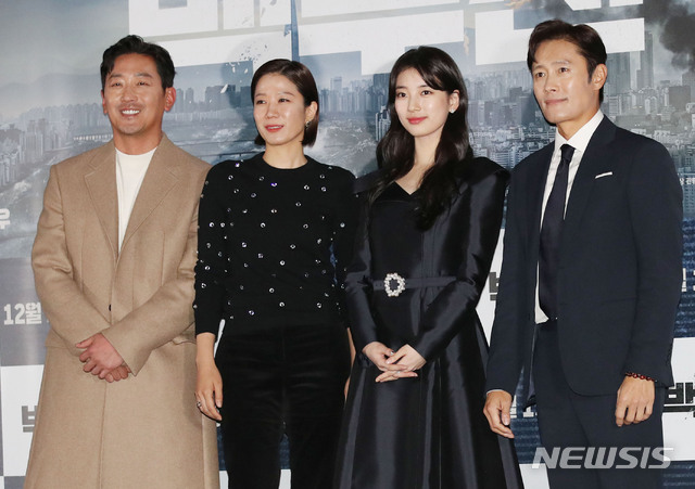 [서울=뉴시스] 김진아 기자 = 배우 하정우(왼쪽부터), 전혜진, 배수지, 이병헌이 18일 서울 용산구 CGV 용산아이파크몰에서 열린 영화 '백두산' 시사회에서 포토타임을 갖고 있다. 2019.12.18.&nbsp; bluesoda@newsis.com