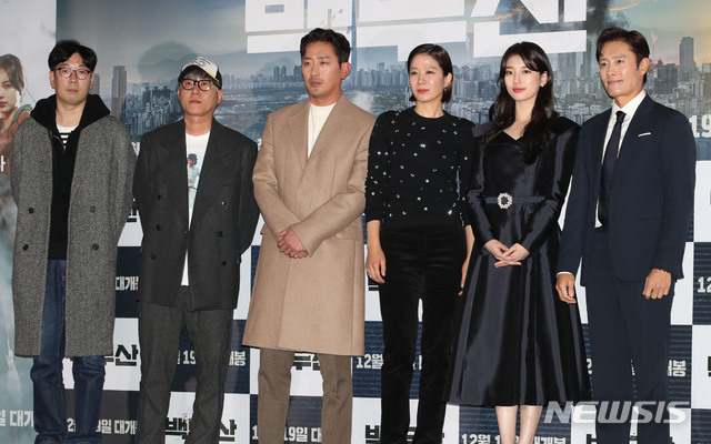 [서울=뉴시스] 김진아 기자 = 김병서(왼쪽부터), 이해준 감독, 배우 하정우, 전혜진, 배수지, 이병헌이 18일 서울 용산구 CGV 용산아이파크몰에서 열린 영화 '백두산' 시사회에서 포토타임을 갖고 있다. 2019.12.18. bluesoda@newsis.com