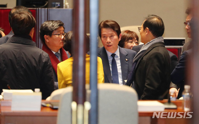 [서울=뉴시스] 장세영 기자 = 이인영 더불어민주당 원내대표가 18일 서울 여의도 국회 본청 예결위회의장에서 열린 더불어민주당 의원총회을 끝내고 동료 의원들과 대화를 나누고 있다. 2019.12.18.&nbsp; photothink@newsis.com