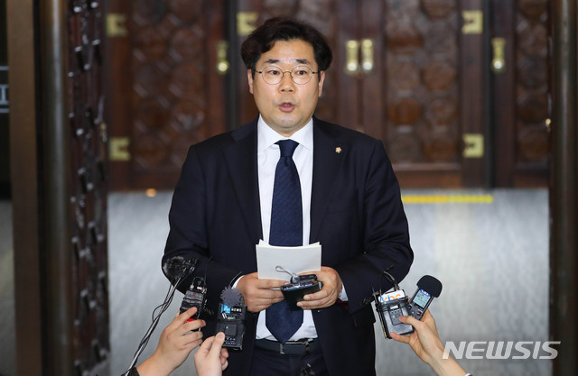 [서울=뉴시스] 장세영 기자 = 박찬대 더불어민주당 원내대변인이 18일 서울 여의도 국회 본청 예결위회의장에서 열린 더불어민주당 의원총회을 끝내고 나와 기자회견을 하고 있다. 2019.12.18.&nbsp; photothink@newsis.com