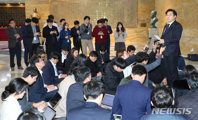 [서울=뉴시스] 장세영 기자 = 박찬대 더불어민주당 원내대변인이 18일 서울 여의도 국회 본청 예결위회의장에서 열린 더불어민주당 의원총회을 끝내고 나와 기자회견을 하고 있다. 2019.12.18.&nbsp; photothink@newsis.com