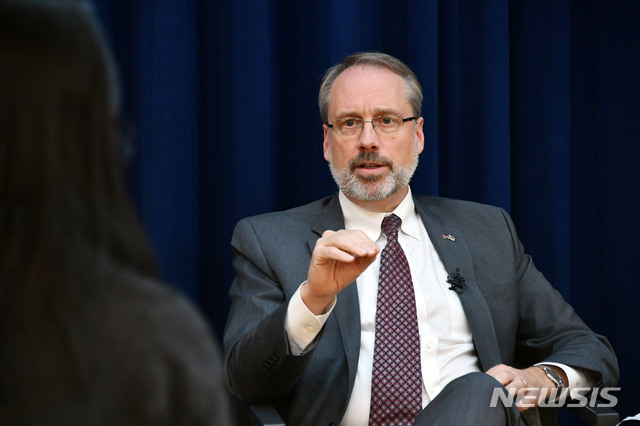 [서울=뉴시스]사진공동취재단 = 제임스 드하트 미국 국무부 방위비분담협상대표(정치군사국 선임보좌관)가 18일 오후 서울 용산구 미국대사관 공보원에서 내신 기자를 대상으로 기자회견을 하고 있다. 2019.12.18.&nbsp; photo@newsis.com