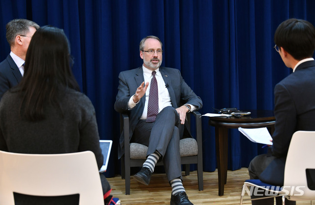 [서울=뉴시스]사진공동취재단 = 제임스 드하트 미국 국무부 방위비분담협상대표(정치군사국 선임보좌관)가 18일 오후 서울 용산구 미국대사관 공보원에서 내신 기자를 대상으로 기자회견을 하고 있다. 2019.12.18.&nbsp; photo@newsis.com