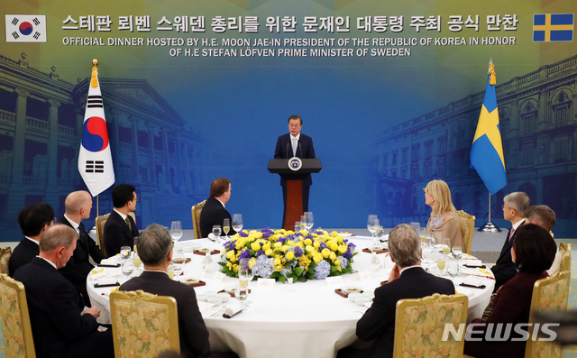 [서울=뉴시스]배훈식 기자 = 문재인 대통령이 18일 청와대 영빈관에서 열린 스테판 뢰벤 스웨덴 총리 공식 만찬에 참석해 만찬사를 하고 있다. 2019.12.18.&nbsp; dahora83@newsis.com