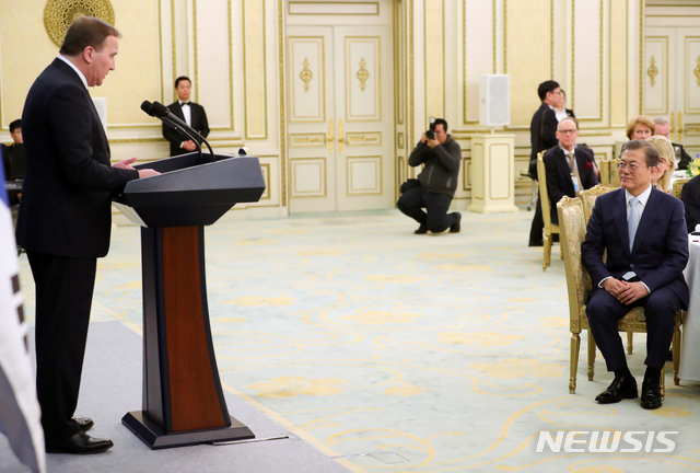 [서울=뉴시스]배훈식 기자 = 문재인 대통령이 18일 청와대 영빈관에서 열린 공식 만찬에 참석해 스테판 뢰벤 스웨덴 총리의 만찬사를 경청하고 있다. 2019.12.18.&nbsp; dahora83@newsis.com