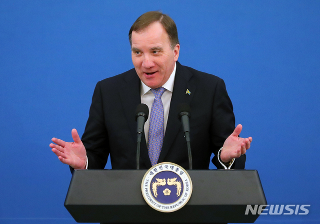 [서울=뉴시스]배훈식 기자 = 스테판 뢰벤 스웨덴 총리가 18일 청와대 영빈관에서 열린 문재인 대통령 주최 공식 만찬에 참석해 만찬사를 하고 있다. 2019.12.18.&nbsp; dahora83@newsis.com