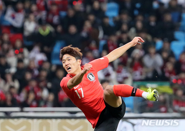 [부산=뉴시스]강종민 기자 = 18일 오후 부산 아시아드 주경기장에서 열린 2019 동아시안컵(EAFF E-1) 챔피언십 남자부 대한민국과 일본의 경기에서 한국 나상호가 강슛을 날리고 있다. 2019.12.18. ppkjm@newsis.com