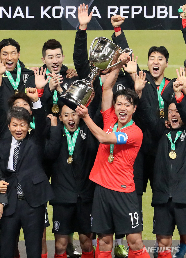[부산=뉴시스]강종민 기자 = 18일 오후 부산 아시아드 주경기장에서 2019 동아시안컵(EAFF E-1) 챔피언십 남자부 우승을 차지한 대한민국 축구대표팀이 우승트로피를 들어올리며 환호하고 있다. 2019.12.18. ppkjm@newsis.com