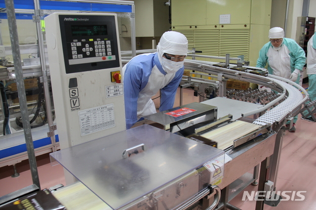 [서울=뉴시스] 롯데제과 공장에서 한 직원이 증강현실을 활용한&nbsp; IoT 기반의 웨어러블 스마트 글라스를 착용하고 위생 점검을 하고 있다. 