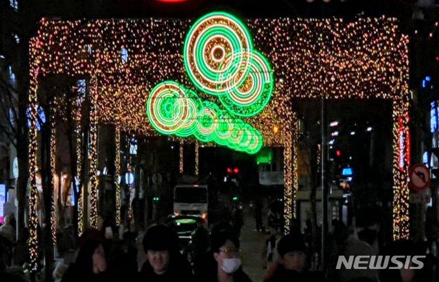[서울=뉴시스]신촌 연세로를 찾은 시민들이 화려한 경관조명 아래에서 크리스마스 분위기를 미리 만끽하고 있다. 2019.12.19. (사진=서대문구 제공)