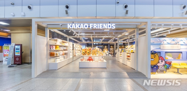 [서울=뉴시스] 카카오프렌즈, 서울역 내 팝업스토어 개점 (사진=카카오IX 제공) 2019.12.19