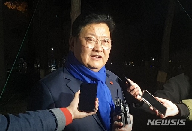 [울산=뉴시스] 박수지 기자 = 임동호 더불어민주당 전 최고위원이 19일 오후 울산지검 앞에서 검찰 조사를 마치고 취재진의 질문에 답하고 있다. 2019.12.19.&nbsp; parksj@newsis.com 