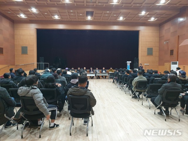 일산 산부인과 병원 화재 피해자들이 병원 측의 설명을 듣고 있는 모습.