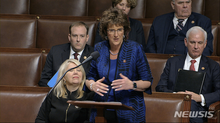 [AP/뉴시스] 2019년 12월 워싱턴 국회의사당에서 연설하고 있는 재키 왈러스키 하원의원. 2022.08.04