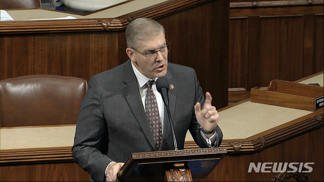 [워싱턴=AP/뉴시스] 미국 하원은 18일(현지시간) 도널드 트럼프 대통령 탄핵소추안 표결을 앞두고 토론을 진행 중이다. 공화당의 배리 루더밀크(사진) 의원은 이날 의회에서 예수 그리스도가 십자가에 못 박히기 전 트럼프 대통령보다 더 정당한 절차를 밟았을 것이라고 주장했다. 2019.12.19.