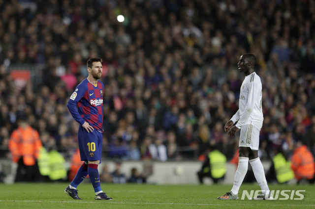 [바르셀로나=AP/뉴시스]리오넬 메시(왼쪽).