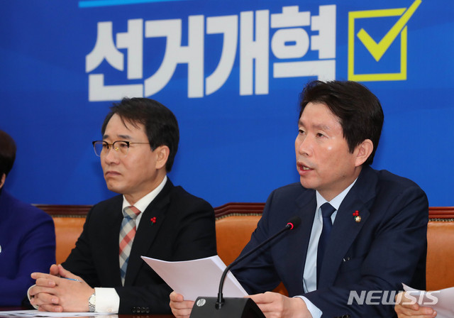 [서울=뉴시스] 장세영 기자 = 이인영(오른쪽) 더불어민주당 원내대표가 19일 서울 여의도 국회에서 열린 더불어민주당 정책조정회의에 참석해 현안관련 발언을 하고 있다. 2019.12.19.&nbsp; photothink@newsis.com