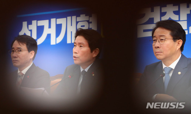 [서울=뉴시스] 장세영 기자 = 이인영(가운데) 더불어민주당 원내대표가 19일 서울 여의도 국회에서 열린 더불어민주당 정책조정회의에 참석해 현안관련 발언을 하고 있다. 2019.12.19.&nbsp; photothink@newsis.com