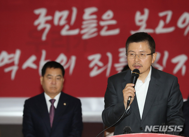 [서울=뉴시스] 고승민 기자 = 황교안 자유한국당 대표가 19일 서울 여의도 국회 로텐더홀에서 열린 최고위원회의에서 발언하고 있다. 2019.12.19.kkssmm99@newsis.com