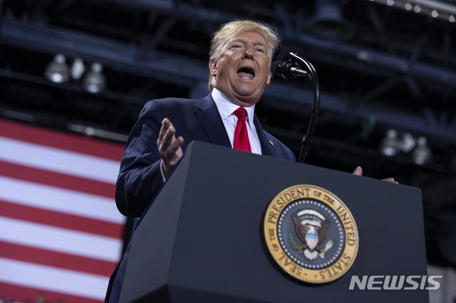 [배틀크릭=AP/뉴시스] 도널드 트럼프 미국 대통령이 18일(현지시간) 미시간주 배틀크릭에서 열린 집회에서 연설을 하고 있다. 2019.12.19 