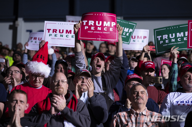 [배틀크릭=AP/뉴시스] 18일(현지시간) 미국 미시간주 배틀크릭에서 열린 도널드 트럼프 대통령 재선 유세에서 지지자들이 그의 연설에 환호하고 있다. 2019.12.19. 