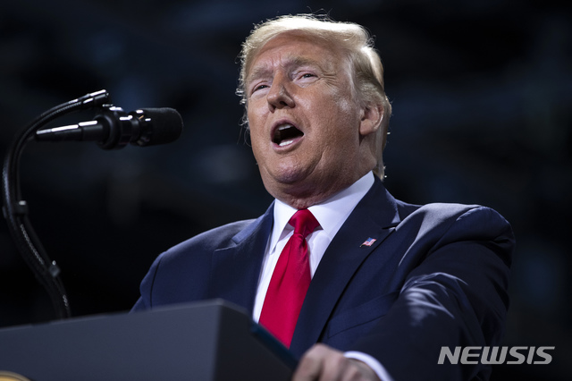  [배틀크리크=AP/뉴시스]도널드 트럼프 미국 대통령이 18일(현지시간) 미 미시간주 배틀크리크의 켈로그 아레나에서 열린 선거 집회에 참석해 연설하고 있다. 이날 미 하원에서 탄핵안이 가결되면서 트럼프 대통령은 1868년 앤드루 존슨, 1998년 빌 클린턴 대통령에 이어 미국 헌정사상 하원에서 탄핵소추안이 가결된 세 번째 대통령이 됐다. 2019.12.19. 