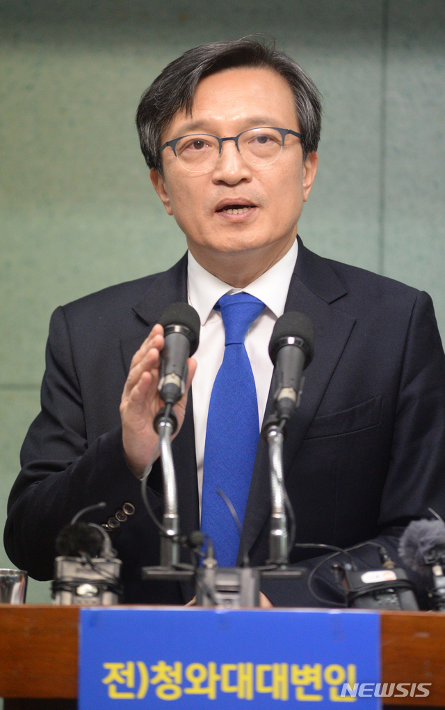 [전주=뉴시스] 김얼 기자= 김의겸 전 청와대 대변인이 19일 전북 전주시 전북도의회 브리핑룸에서 국회의원 출마 기자회견을 갖고 질의에 답변하고 있다. 2019.12.19.&nbsp; pmkeul@newsis.com