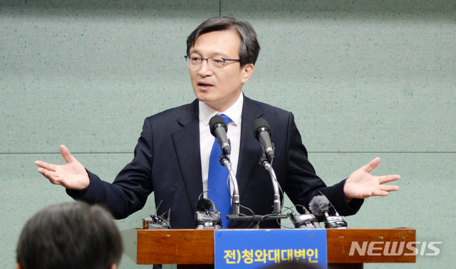 [전주=뉴시스] 김얼 기자= 김의겸 전 청와대 대변인이 지난해 12월19일 전북 전주시 전북도의회 브리핑룸에서 국회의원 출마 기자회견을 갖고 질의에 답변하고 있다. 2019.12.19. pmkeul@newsis.com