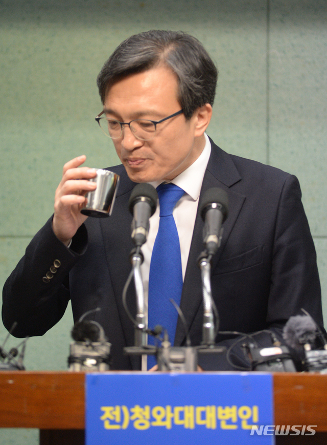 [전주=뉴시스] 김얼 기자= 김의겸 전 청와대 대변인이 19일 전북 전주시 전북도의회 브리핑룸에서 국회의원 출마 기자회견을 열고 물을 마시고 있다. 2019.12.19. pmkeul@newsis.com