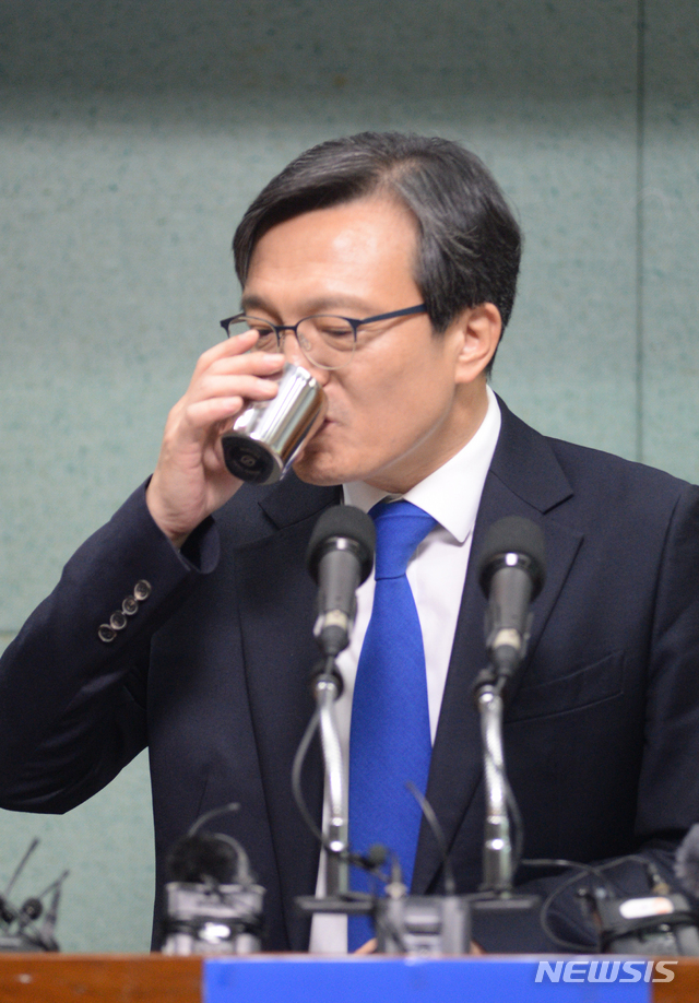 [전주=뉴시스] 김얼 기자= 김의겸 전 청와대 대변인이 19일 전북 전주시 전북도의회 브리핑룸에서 국회의원 출마 기자회견을 열고 물을 마시고 있다. 2019.12.19. pmkeul@newsis.com