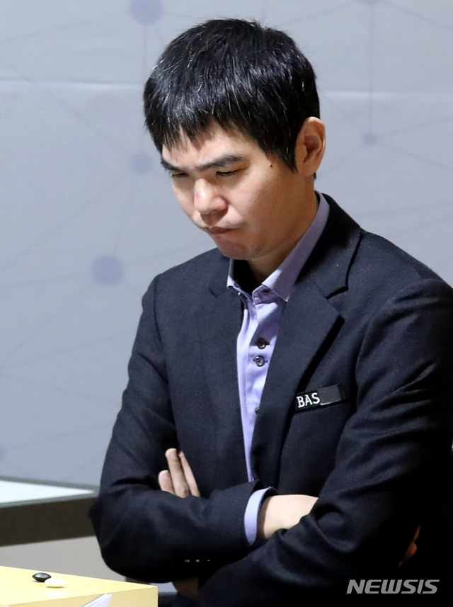 [서울=뉴시스] 전진환 기자 = 이세돌 9단이 19일 오전 2019 바디프랜드 브레인마사지배 '이세돌 vs 한돌' 은퇴 대국이 열린 서울 강남구 양재천로 바디프랜드 도곡타워에서 수를 읽고 있다. 한돌은 국산 인공지능(AI) 프로그램이다. 2019.12.19.&nbsp;&nbsp;&nbsp; amin2@newsis.com